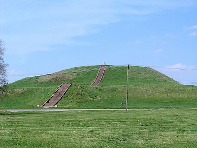 "Monks Mound in July" by Skubasteve834 - EN.Wikipedia. Licensed under CC BY-SA 3.0 via Commons
