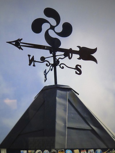 The most common use of the lauburu in Basque Country is on jewelry.