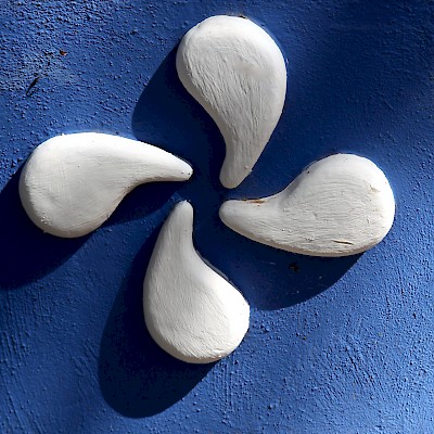 The four, soft, curvilinear, comma-shaped heads of the lauburu.